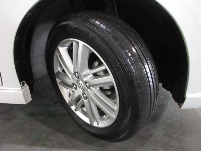 タイヤはダンロップエナセーブ５分山程度・２０２３年製がついています。そして足元を精悍に引き締めるスズキ純正１５インチアルミホイール、おしゃれは足元から、カッコイイですね！