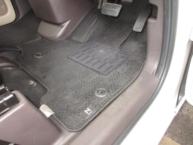 Ｎ－ＢＯＸ Ｇ・Ｌホンダセンシング　禁煙車　ワンオーナー　社外ナビ　Ｂｌｕｅｔｏｏｔｈ　ＵＳＢ　フルセグ　リアカメラ　ＥＴＣ　スマートキー　助手席側パワースライドドア　ＬＥＤヘッドライト　ドアバイザー（17枚目）