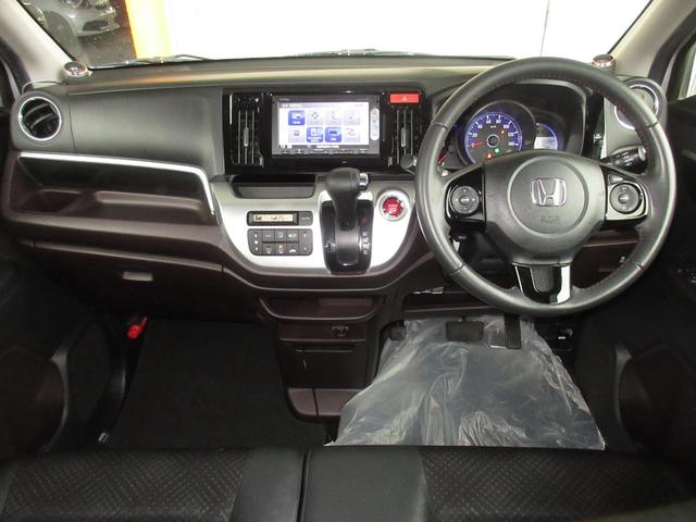 握りやすいハンドルには、オーディオコントロールとクルーズコントロールスイッチが装備されており、ハンドルから手を離さずに操作が出来ます。感覚で操作ができて便利で安全ですね！