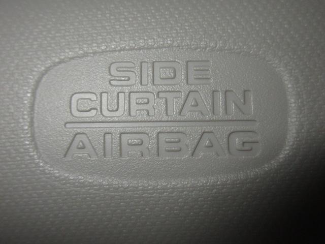 サイドカーテンエアバックシステムは、側面衝突時に大人から子供までさまざまな体格の乗員の頭部や頚部を広範囲で保護。特にセンターピラーへの頭部衝突を防ぐ展開性能を実現しています。