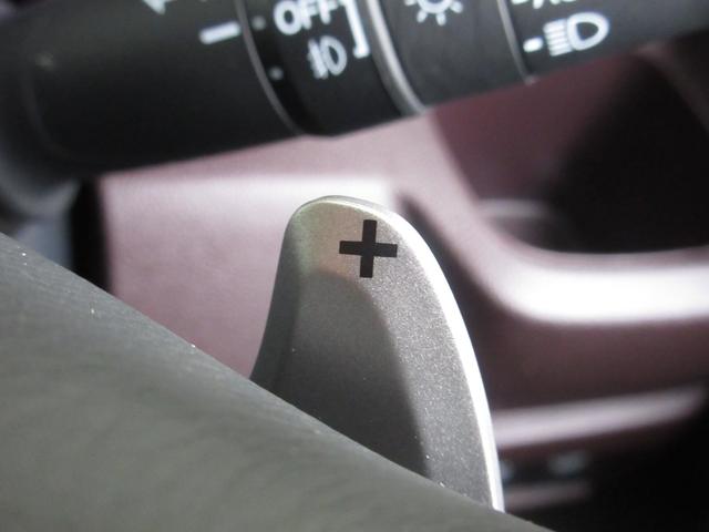 マニュアル車のような感覚で、ワインディングロードでも車を操れるマニュアルモード・パドルシフト付きです。長い下り坂でのエンジンブレーキや、高速道路の合流の際の加速も思いのままです。