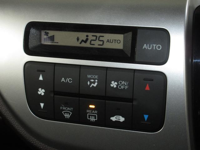 エアコンはオートエアコンでお好みの温度調整が出来、オールシーズン快適にドライブできます！リア席はプライバシーガラスで夏も涼しく過ごせます！