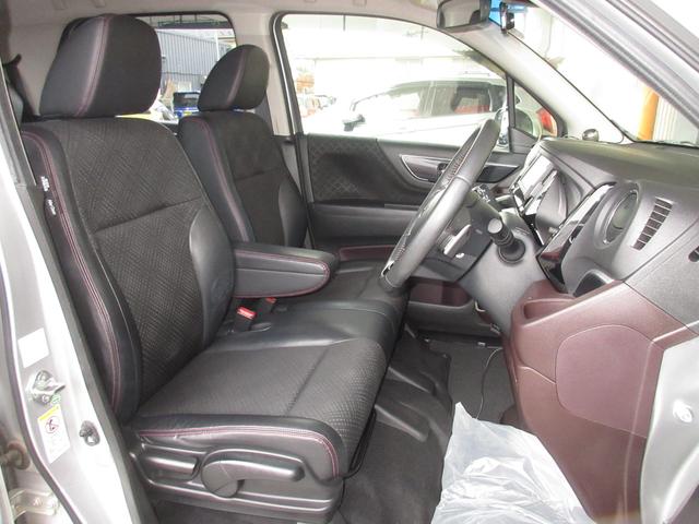 運転席には高さ調整ができる『シートハイトアジャスター機能』が付いています！　これなら小柄な方にも大柄な方にも自分にぴったりの運転姿勢がとれますね〜！