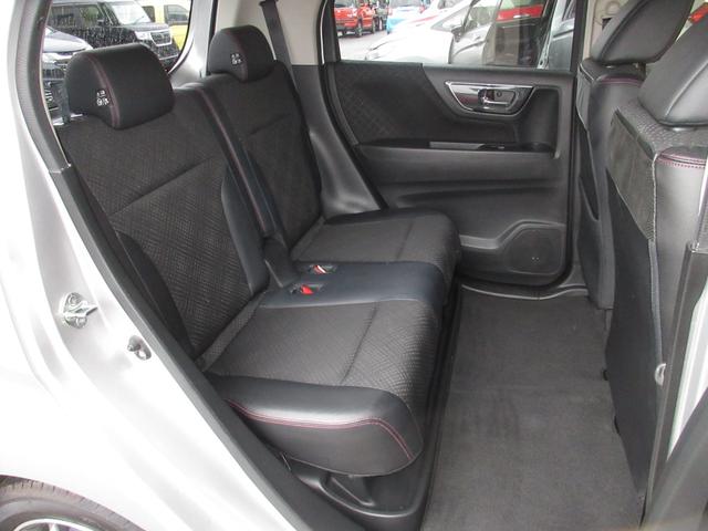 特許技術「センタータンクレイアウト」などで実現した、ひときわ広い足元。多段リクライニング機構や、幅の広いドアアームレストが、くつろぎをさらに深めます。