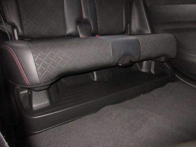 リアシートの下に収納として大容量のスペース。普段から積んでおきたい小物はここにしまっておけば、荷室はいつもすっきり。全面を広く使うことができます。濡れた傘もさっと置けて汚れません。