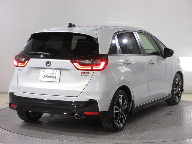 リアウインドウやリアコンビネーションランプを、ボディーパネルとの段差が少ないシームレス表現とすることで塊感をさらに強調。安定感と安心感に満ちたリアビューを実現しています。