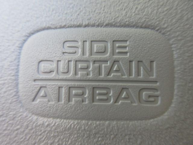 サイドカーテンエアバックシステムは、側面衝突時に大人から子供までさまざまな体格の乗員の頭部や頚部を広範囲で保護。特にセンターピラーへの頭部衝突を防ぐ展開性能を実現しています。