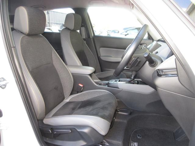 運転席には高さ調整ができる『シートハイトアジャスター機能』が付いています！これなら小柄な方にも大柄な方にも自分にぴったりの運転姿勢がとれますね〜！