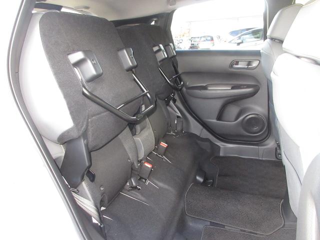 座面を跳ね上げれば、後席が背の高い空間に。駐車場などで後ろが狭く、テールゲートが開けられない時に、横から積みやすい「もうひとつの荷室」になるなど、アイデア次第で使い方が広がります。