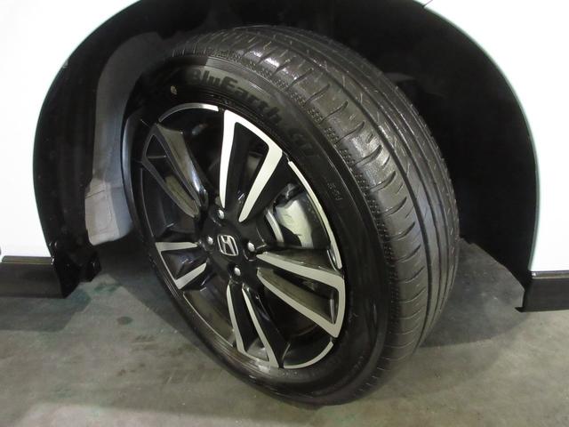 タイヤはヨコハマブルーアース７分山程度・２０２４年製がついています。そして足元を精悍に引き締めるホンダ純正１６インチアルミホイール、おしゃれは足元から、カッコイイですね！