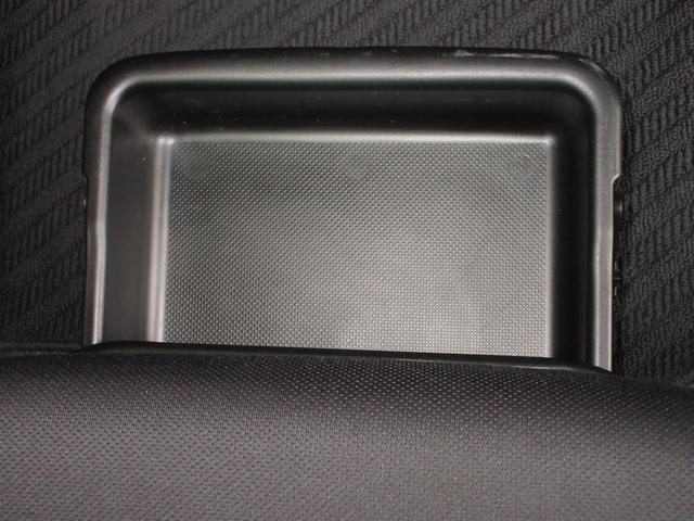 助手席下には、収納ＢＯＸが装備されておりシューズなどをしまって置くことが出来ます。また取り外せますので汚れ物を洗い場まで持って行けて便利ですね！