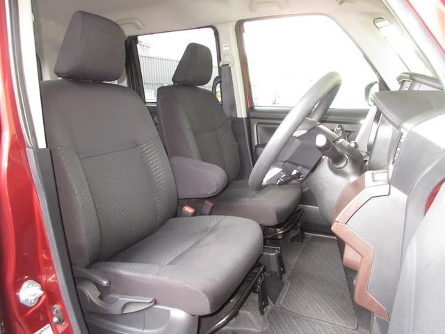 運転席には高さ調整ができる『シートハイトアジャスター機能』が付いています！これなら小柄な方にも大柄な方にも自分にぴったりの運転姿勢がとれますね〜！