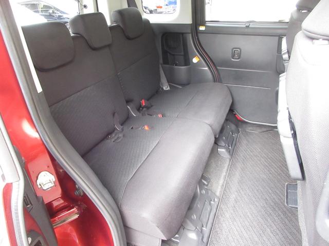 リアシートは、シートの座面を考慮し、ゆとりある着座姿勢を保てるようにシートバックの角度を適度に調整できるリクライニングシートにしています。長距離にも十分適してます。