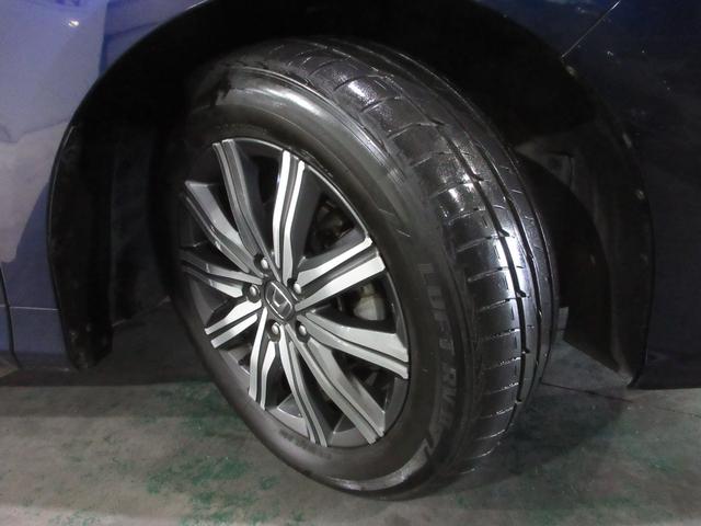 足元を精悍に引き締めるホンダ純正１７インチアルミホイール、おしゃれは足元から、カッコイイですね！見たいところ、知りたいことなどございましたらお気軽にお問い合わせくださいませ。