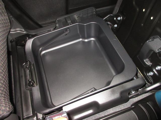 助手席下には、収納ＢＯＸが装備されておりシューズなどをしまって置くことが出来ます。また取り外せますので汚れ物を洗い場まで持って行けて便利ですね！
