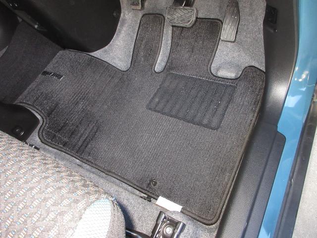 フロアマットが付いています。フロアマットは脱着可能ですから汚れがついたときに掃除しやすく、室内を綺麗に保つことが出来ます。付いてて良かったと思える用品です！