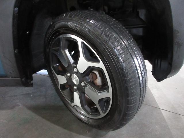 タイヤはダンロップエナセーブ２０２１年製がついています。そして足元を精悍に引き締めるマツダ純正１５インチアルミホイール、おしゃれは足元から、カッコイイですね！