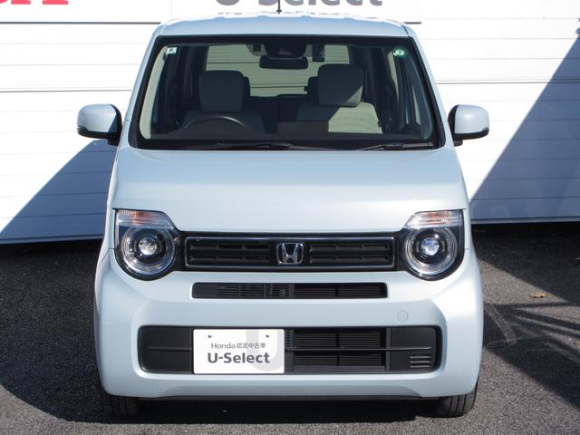 ハロゲンより明るく、より遠くまでさらなる安心感のあるＬＥＤヘッドライトを採用。点灯忘れも防止できるオートライトコントロール機構付きです。