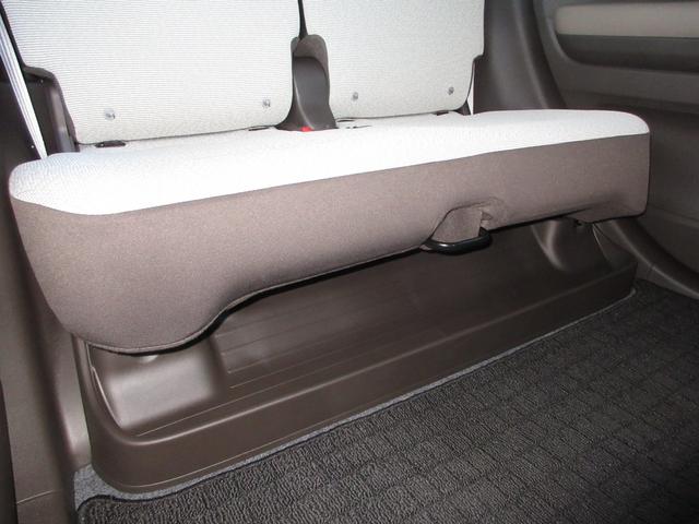 リアシートの下に収納として大容量のスペース。普段から積んでおきたい小物はここにしまっておけば、荷室はいつもすっきり。全面を広く使うことができます。濡れた傘もさっと置けて汚れません。