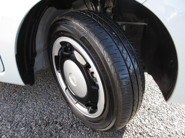 タイヤは　ヨコハマ　ブルーアース　２０２３年製がついています。他にも見たいところ、知りたいことなどございましたらお気軽にお問い合わせくださいませ。専門スタッフが丁寧にお答えいたします。