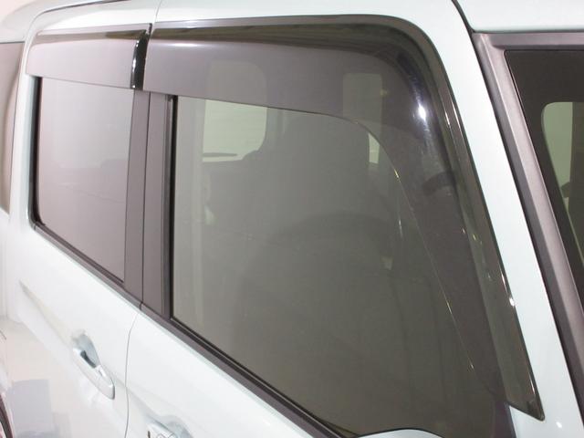 実用的で人気のオプション『ドアバイザー』が付いています！雨の日でも窓を開けて換気ができる便利な装備！付いてて良かったと思える用品です！