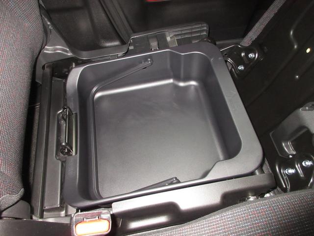 助手席下には、収納ＢＯＸが装備されておりシューズなどをしまって置くことが出来ます。また取り外せますので汚れ物を洗い場まで持って行けて便利ですね！