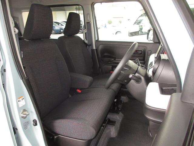 フロントシートは、前方をしっかり見渡せるよう、シート座面を高めに設定。サイド部も身体全体をサポートする形状になっています。乗り心地もいいですよ〜！