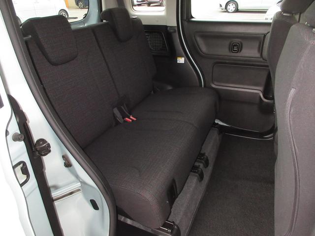 リアシートは、シートの座面を考慮し、適度なホールド感をもたせ、ゆとりある着座姿勢を保てるようにシートバックの角度を適度に設定したシートにしています。長距離にも十分適してます。