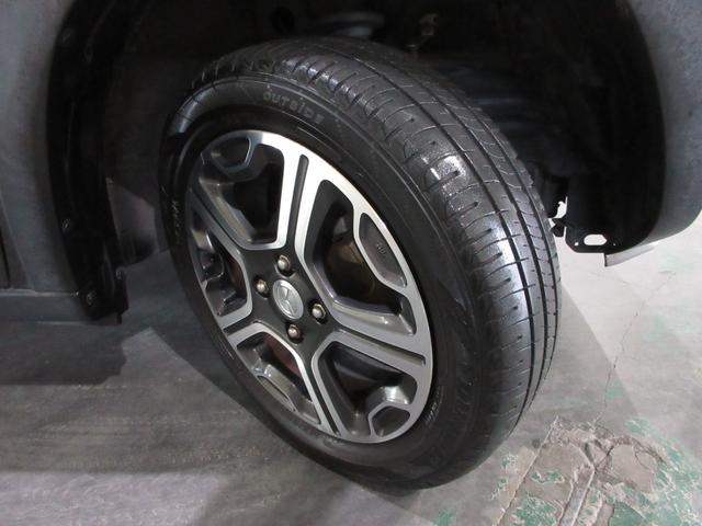 足元を精悍に引き締めるマツダ純正１５インチアルミホイール、おしゃれは足元から、カッコイイですね！見たいところ、知りたいことなどございましたらお気軽にお問い合わせくださいませ。