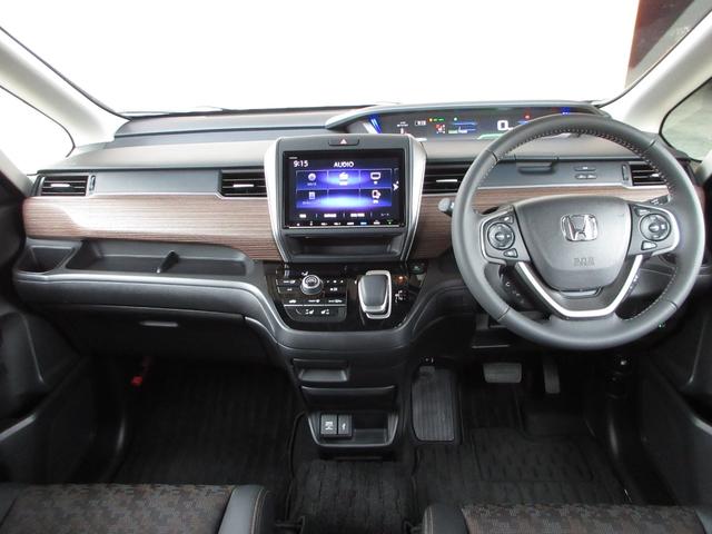 握りやすいハンドルには、オーディオコントロールとクルーズコントロールスイッチが装備されており、ハンドルから手を離さずに操作が出来ます。感覚で操作ができて便利で安全ですね！