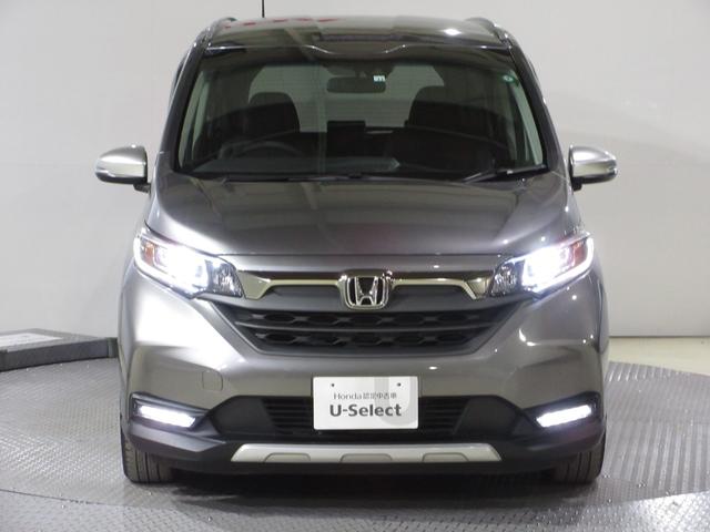 ハロゲンより明るく、より遠くまでさらなる安心感のあるＬＥＤヘッドライトを採用。照射軸の上下方向を自動調整するオートレベリング機構、点灯忘れも防止できるオートライトコントロール機構付きです。