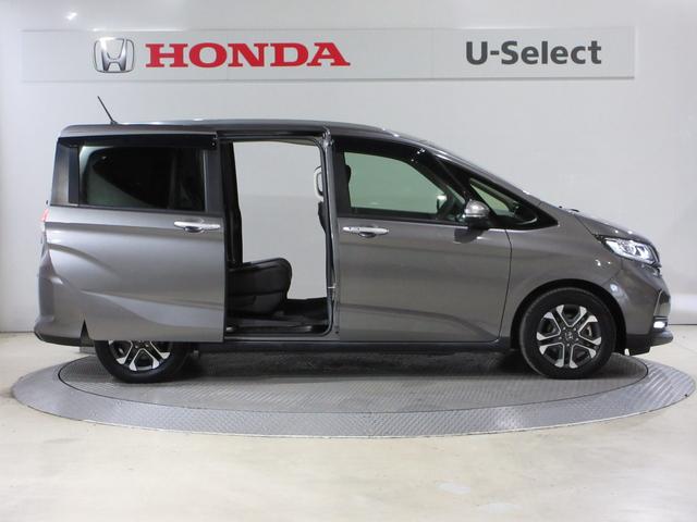 ハンドグリップ付両側電動パワースライドドアがついております。ご年配の方や小さいお子さんの乗り降りも楽々ですね。万が一ドアに手を挟んでしまっても、挟み込み防止機構が付いていて安心です！