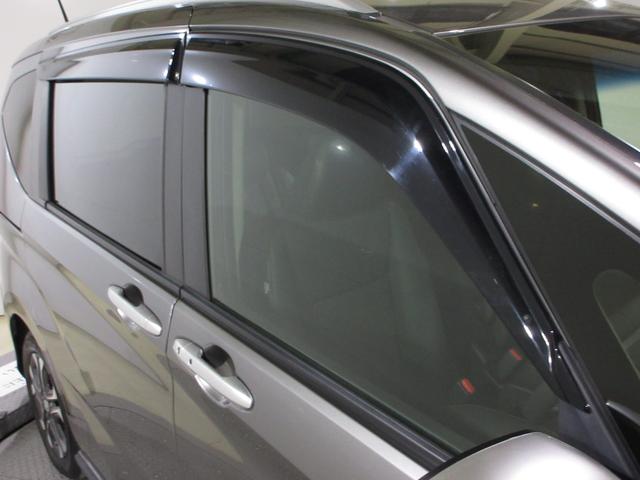 実用的で人気のオプション『ドアバイザー』が付いています！雨の日でも窓を開けて換気ができる便利な装備！付いてて良かったと思える用品です！