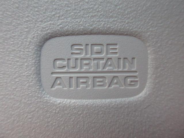 サイドカーテンエアバックシステムは、側面衝突時に大人から子供までさまざまな体格の乗員の頭部や頚部を広範囲で保護。特にセンターピラーへの頭部衝突を防ぐ展開性能を実現しています。