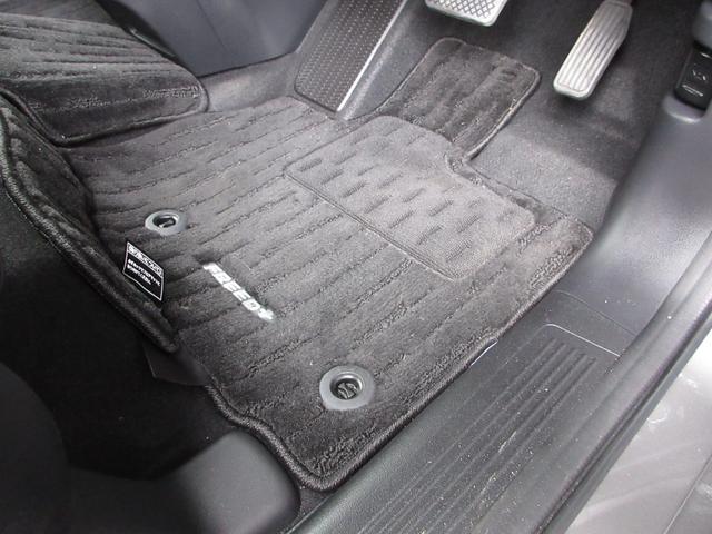 フロアマットが付いています。フロアマットは脱着可能ですから汚れがついたときに掃除しやすく、室内を綺麗に保つことが出来ます。付いてて良かったと思える用品です！