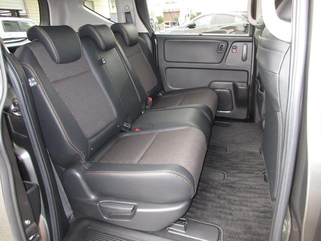 後席の座面を前方に跳ね上げ、背もたれを前倒しするダブルフォールダウン機構により、厚みのある快適なシートクッション。大人３人が座れる大型サイズでソファみたいにリラックス。