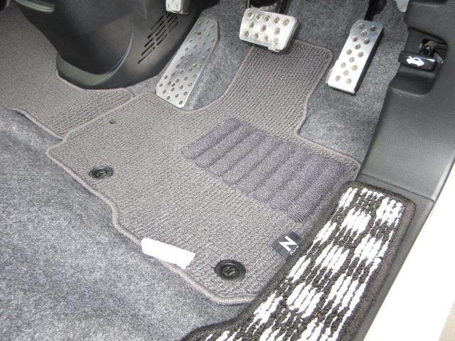 Ｎ－ＯＮＥ プレミアムツアラー・Ｌパッケージ　／ワンオーナー／禁煙車／オーディオレス／純正アルミホイール／スタッドレスタイヤ装着／社外マフラー／ローダウン／サイドカーテンエアバッグ／ディスチャージヘッドライト／スマートキー／フォグランプ／ＡＢＳ／（12枚目）