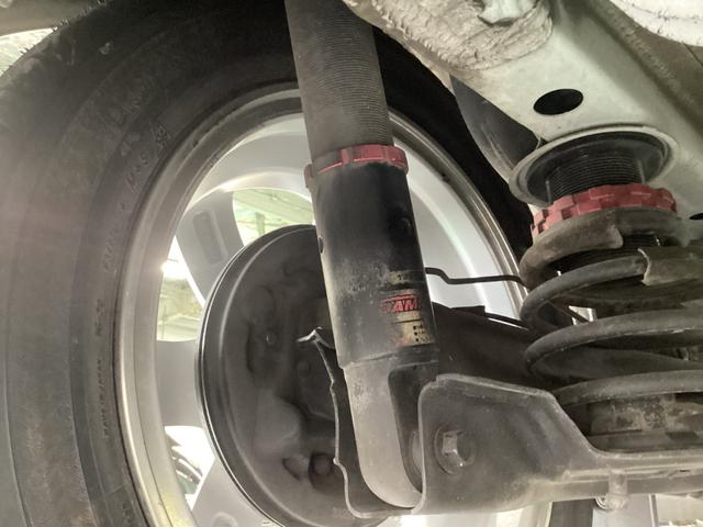 Ｎ－ＯＮＥ プレミアムツアラー・Ｌパッケージ　／ワンオーナー／禁煙車／オーディオレス／純正アルミホイール／スタッドレスタイヤ装着／社外マフラー／ローダウン／サイドカーテンエアバッグ／ディスチャージヘッドライト／スマートキー／フォグランプ／ＡＢＳ／（23枚目）