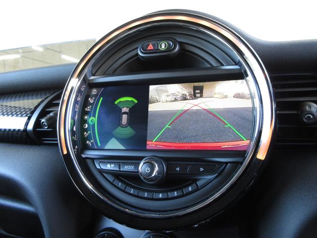 バックをするとき自動でリアの様子が映る『リアカメラ』付き！画面で確認しながらバックができますから安心ですね。でも、目視も大切ですよ！安全第一でお願いします！