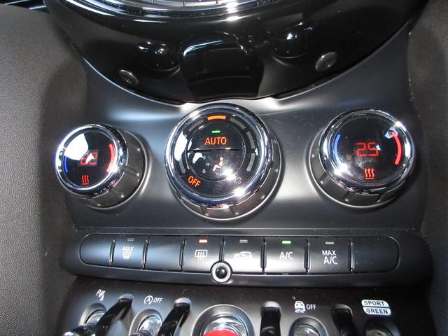 エアコンはオートエアコンでお好みの温度調整が出来、オールシーズン快適にドライブできます！リア席はプライバシーガラスで夏も涼しく過ごせます！