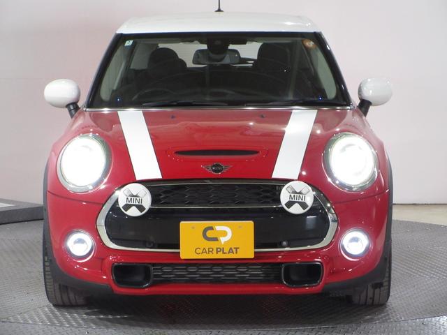 ハロゲンより明るく、より遠くまでさらなる安心感のあるＬＥＤヘッドライトを採用。点灯忘れも防止できるオートライトコントロール機構付きです。