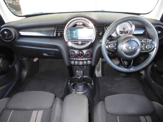 握りやすいハンドルには、オーディオコントロールとクルーズコントロールスイッチが装備されており、ハンドルから手を離さずに操作が出来ます。感覚で操作ができて便利で安全ですね！