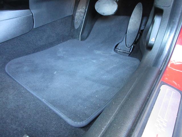 フロアマットが付いています。フロアマットは脱着可能ですから汚れがついたときに掃除しやすく、室内を綺麗に保つことが出来ます。付いてて良かったと思える用品です！