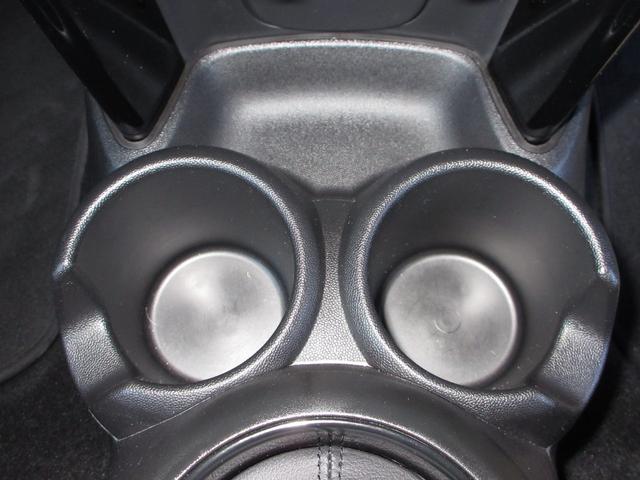 運転席と助手席の間にはドリンクホルダーがあります。取りやすい位置にありますからドライブも楽しくなりますね！