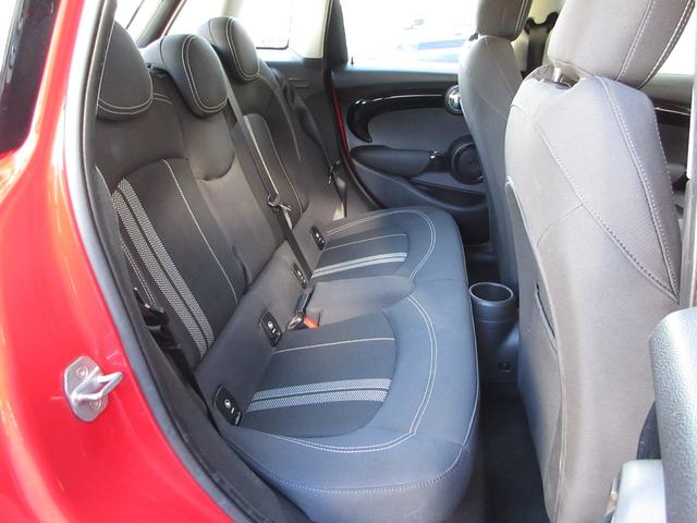 リヤシートは、シートの座面を考慮し、適度なホールド感をもたせ、ゆとりある着座姿勢を保てるようにシートバックの角度を適度に設定したシートにしています。長距離にも十分適してます。