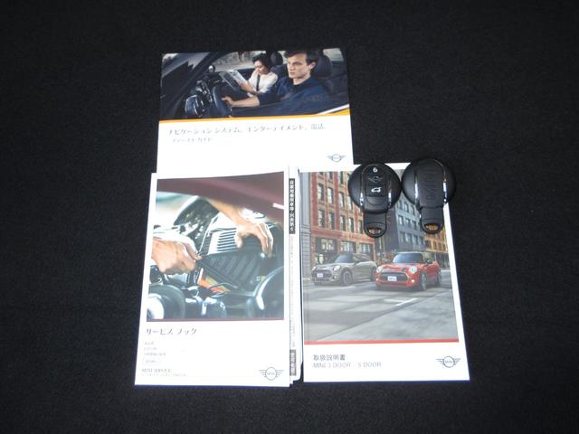 カギをバッグやポケットに入れたままでもドアロックの開閉やエンジン始動ができる『スマートキー』付き！暗くなってもキー穴を捜す必要が無くとっても便利ですから人気の装備です！