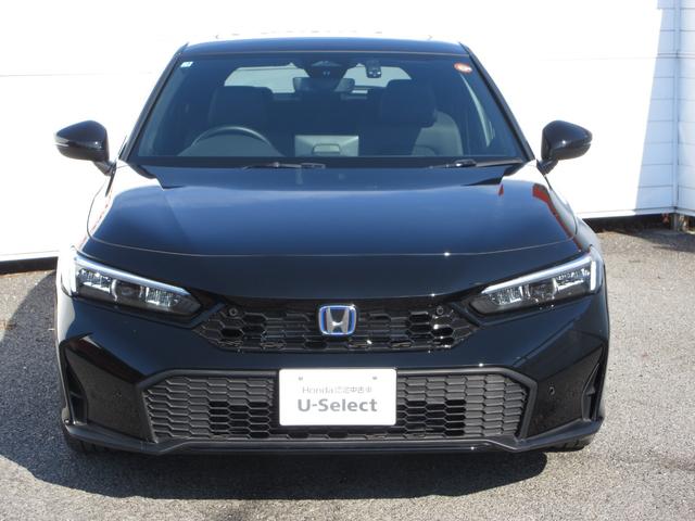 ハロゲンより明るく、より遠くまでさらなる安心感のあるＬＥＤヘッドライトを採用。照射軸の上下方向を自動調整するオートレベリング機構、点灯忘れも防止できるオートライトコントロール機構付きです。