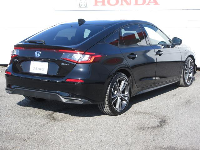 テールゲート一体型のリップスポイラーを採用し、リアコンビネーションランプとともに低く配置。リアタイヤをより外側に張り出させることで、地面に張りつくような力強いリアビューを実現しています