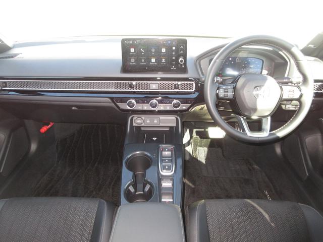 握りやすいハンドルには、オーディオコントロールとクルーズコントロールスイッチが装備されており、ハンドルから手を離さずに操作が出来ます。感覚で操作ができて便利で安全ですね！