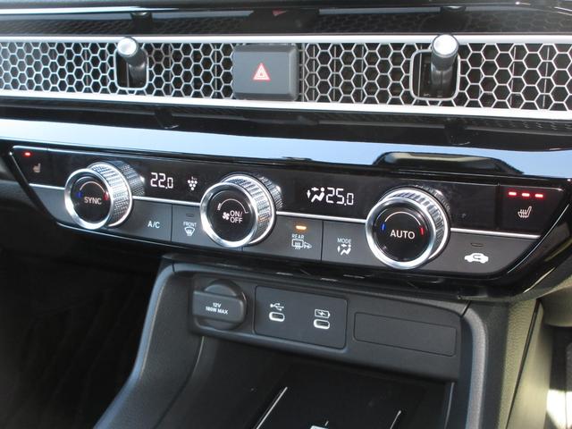 エアコンはオートエアコンでお好みの温度調整が出来、オールシーズン快適にドライブできます！フロントシートの座面に３段階調節のシートヒーターを内蔵。身体を直接温めることができます。